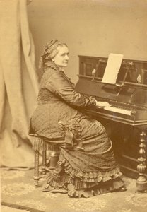 Porträt von Clara Wieck-Schumann 1819-1896 am Klavier, ca. 1878