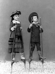 Romualdo Alinaris Kinder, Adele und Arturo, auf Stelzen, Florenz, um 1875