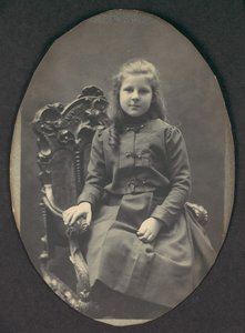 [Mädchen mit Locken, sitzend, Dreiviertellänge], 1890er Jahre