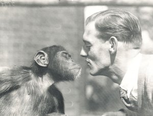 Booboo der Schimpanse und John Shelly im ZSL London Zoo, September 1927 von Frederick William Bond