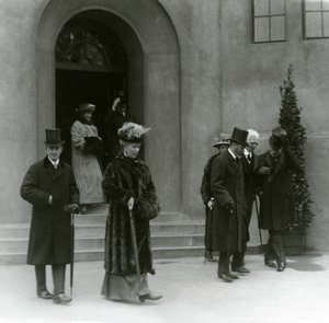 König George V. und Königin Mary im Aquarium des Londoner Zoos, 1924 von Frederick William Bond