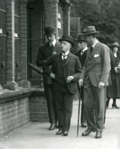 Der König von Italien, Viktor Emanuel III., besucht den Londoner Zoo, 1924 von Frederick William Bond