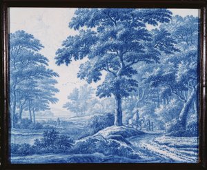 Eine sehr seltene niederländische Delfter blau-weiße rechteckige Plakette, die Wanderer auf einer Straße in einer bewaldeten Landschaft darstellt von Frederik van Frijtom