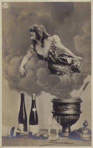 Eine junge Frau, die aus dem Dampf einer Suppenschüssel auftaucht von French Photographer