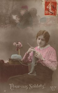 Eine junge Frau strickt und denkt an ihren Soldaten, der einen Brief nach Hause schreibt von French Photographer