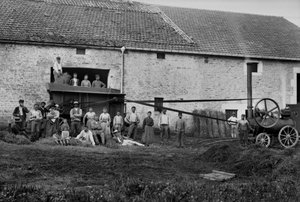 Landarbeiter und die Presse banden Heuballen auf einem Bauernhof in der Nähe von Bourmont in Haute-Marne, um 1890. Fotografie. Ducos-Sammlung. von French Photographer