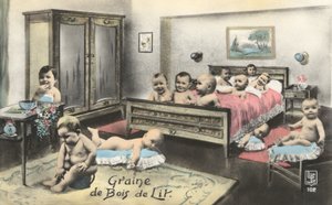 Babys auf einem Bett