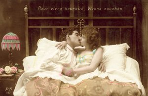 Paar küsst sich im Bett