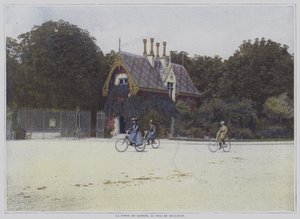 Radfahrer fahren an der Porte de Madrid im Bois de Boulogne, Paris, vorbei (Farbfoto)