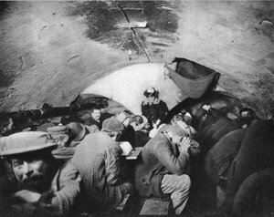 Alltagsleben der Obdachlosen von Paris, die in Gewölben Zuflucht suchen. Fotografie, Ende des 19. Jahrhunderts, Paris. Sammlung Selva.