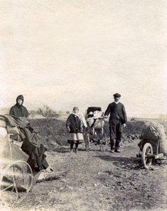 Exodus einer Bauernfamilie, die vor den Kämpfen flieht, in der Nähe von Boulogne-la-Grasse von French Photographer