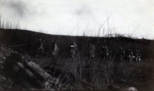 Erster Weltkrieg (1914-1918): eine Gruppe von Soldaten marschiert auf Rocour (Saint Quentin) (Aisne)
