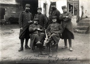 Erster Weltkrieg (1914-1918): Telefonistinnen und Sekretärinnen des Generalstabs von Oberst Debenedetti (?) Bauernhof Laroque in der Nähe von Roye sur Matz (Roye-sur-Matz, Oise). März 1915 von French Photographer