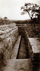 Erster Weltkrieg (1914-1918): Ansicht eines Schützengrabens Modells "Lemberg-Graben", Hautebraye (Oise) von French Photographer