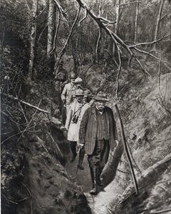 Erster Weltkrieg: "Der Präsident des Rates Georges Clemenceau bei einem seiner häufigen Besuche an der Front, begleitet von seinen Generälen, überquert einen Graben" In "Der Spiegel" 1918