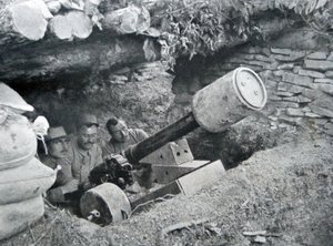 Französische 48-Kanone zum Abschuss von Landminen, 1915 von French Photographer