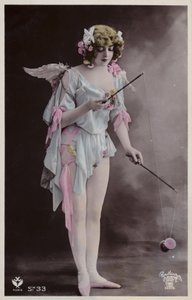Mädchen spielt mit Diabolo