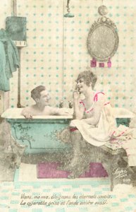 Mädchen, rauchend, spricht mit Mann in der Badewanne