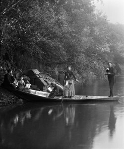 Gruppe von Freunden, auf einem Spaziergang, ruhend auf einem Boot. Fotografie Ende des 19. Jahrhunderts. Ducos-Sammlung von French Photographer