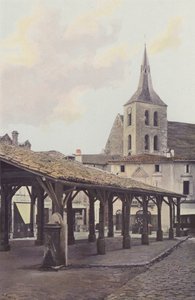 Guitres, Alte Halle und Kirchturm