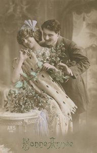 Neujahrsgrußkarte mit romantischem Paar, das Mistelzweig hält, 1913 von French Photographer