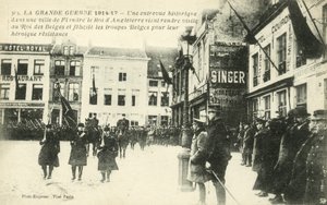 König Georg V. und König Albert I. besuchen ein Dorf in Flandern von French Photographer