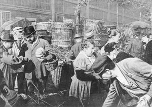 Letzte Verkäufe vor der Glocke, rue Rambuteau, Les Halles, Paris, 1897 von French Photographer
