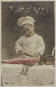 Kleiner Junge kocht einen Fisch
