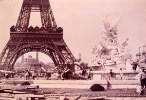 Männer bauen den Brunnen St. Vidal in der Nähe des Eiffelturms, ca. 1888 von French Photographer