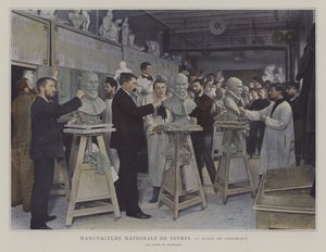 Modellierklasse an der Keramikschule der Porzellanmanufaktur Sevres, Frankreich von French Photographer