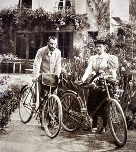 Pierre und Marie Curie in ihrem Garten 1895 von French Photographer