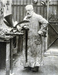Porträt von Fernand Forest (1851 - 1914), französischer Erfinder (Motor, Autoteile...) - Fotografie