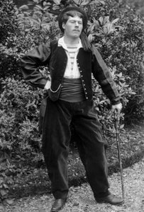 Porträt eines jungen Mannes im Kostüm, Region Bourmont in Haute-Marne, um 1880. Fotografie. Ducos-Sammlung. von French Photographer