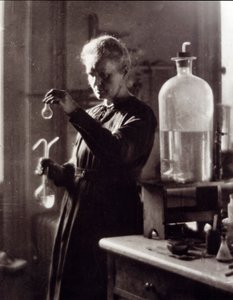 Porträt der Physikerin Marie Curie (1867-1934) in ihrem Labor im Jahr 1925 von French Photographer