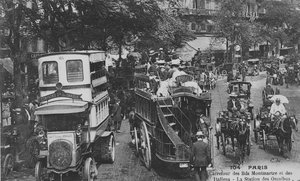 Postkarte zeigt eine Omnibushaltestelle an der Kreuzung Boulevard Montmartre und Boulevard des Italiens, Paris, 1905-10 von French Photographer