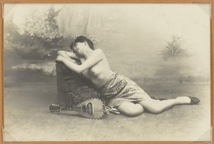 Liegende Frau mit Mandoline von French Photographer