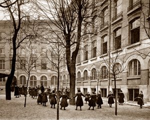 Freizeitplatz der Schule von Madame de Saisseval (Carcado - Saisseval) in Paris Ende des 19. Jahrhunderts, vor 1900