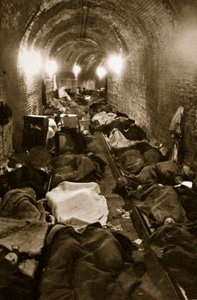Bewohner von Le Havre suchen Zuflucht in den Zugtunneln, September 1940