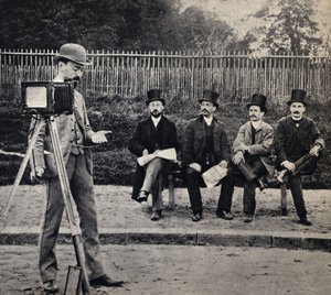 Szene aus dem Leben eines Fotografen, „der Fotograf fotografiert“. Fotografie, späte 19. Jahrhundert, Paris. Sammlung Selva. von French Photographer