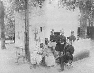 Senegalesisches Dorf auf der Weltausstellung in Paris, 1889 von French Photographer