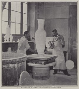 Spritzemaillieren einer Vase in der Porzellanmanufaktur Sevres, Frankreich von French Photographer