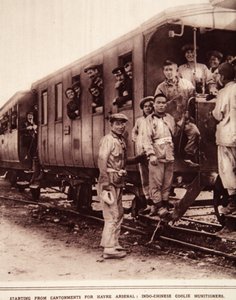 Abfahrt von Kantonen zum Arsenal von Havre: indo-chinesische Kulis als Munitionsarbeiter, Illustration aus The Illustrated War News, September 1916 von French Photographer