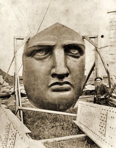 Der Bau der Freiheitsstatue, Detail des Gesichts, um 1876 von French Photographer