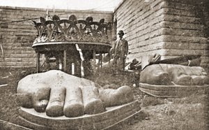Der Bau der Freiheitsstatue, Detail der Füße, um 1876