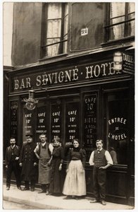 Die Front des Wein- und Hoteldebets, betrieben von M. Vaissade, in der Rue de Sevigne 22, Paris. Postkarte Anfang des 20. Jahrhunderts von French Photographer