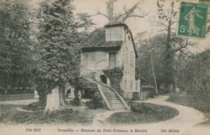 Die Mühle im Hameau de la Reine, ein rustikaler Rückzugsort für Marie Antoinette im Park des Schlosses von Versailles in der Nähe des Petit Trianon