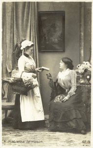 Die Hausherrin gibt ihrer Magd Anweisungen von French Photographer