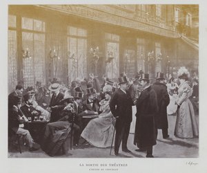Theaterbesucher vor der Taverne Pousset in Paris nach einer Vorstellung