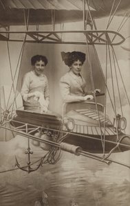 Zwei Frauen fliegen ein Flugzeug von French Photographer