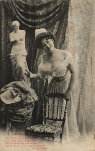 Frau mit Venus De Milo Statue